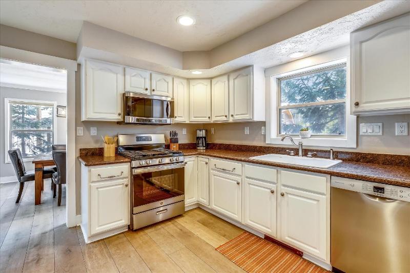 On The Rocks - Spacious Peak 7 Home with Hot Tub and Two Fireplaces - image 20