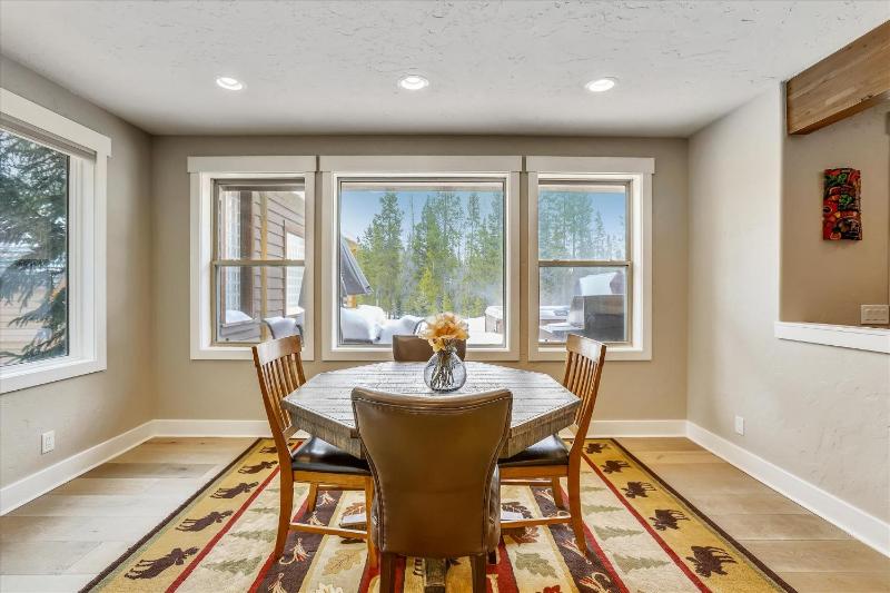 On The Rocks - Spacious Peak 7 Home with Hot Tub and Two Fireplaces - image 32