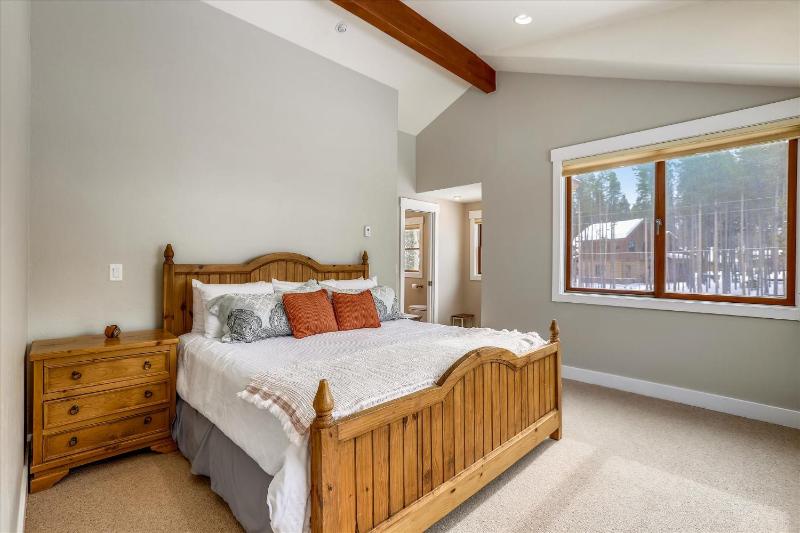 On The Rocks - Spacious Peak 7 Home with Hot Tub and Two Fireplaces - image 10
