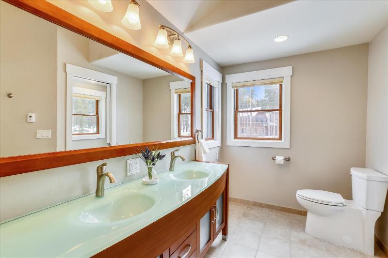 On The Rocks - Spacious Peak 7 Home with Hot Tub and Two Fireplaces - image 30