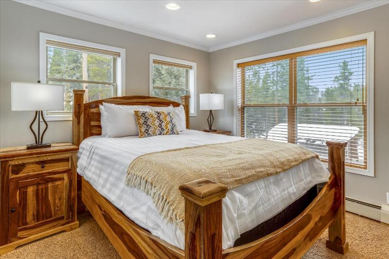 On The Rocks - Spacious Peak 7 Home with Hot Tub and Two Fireplaces - image 6