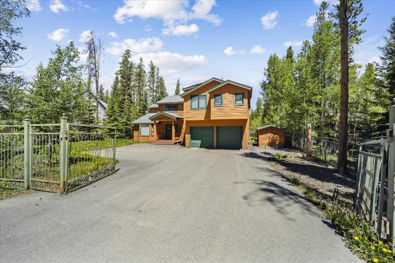 On The Rocks - Spacious Peak 7 Home with Hot Tub and Two Fireplaces - image 35
