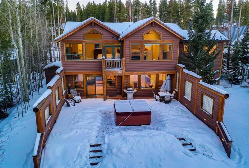 On The Rocks - Spacious Peak 7 Home with Hot Tub and Two Fireplaces - image 18