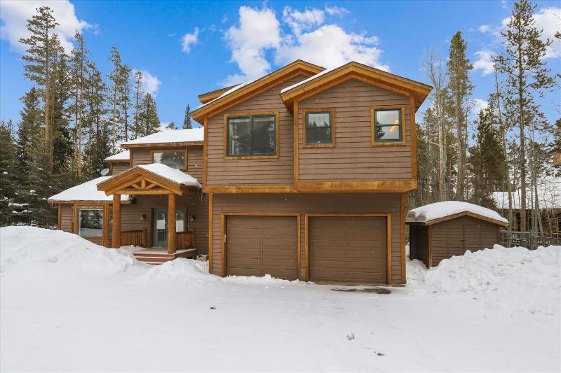 On The Rocks - Spacious Peak 7 Home with Hot Tub and Two Fireplaces - image 13