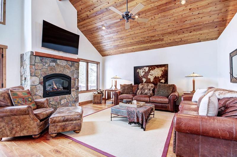 Pine Needle Lodge Private Breckenridge Home with Hot Tub - image 17
