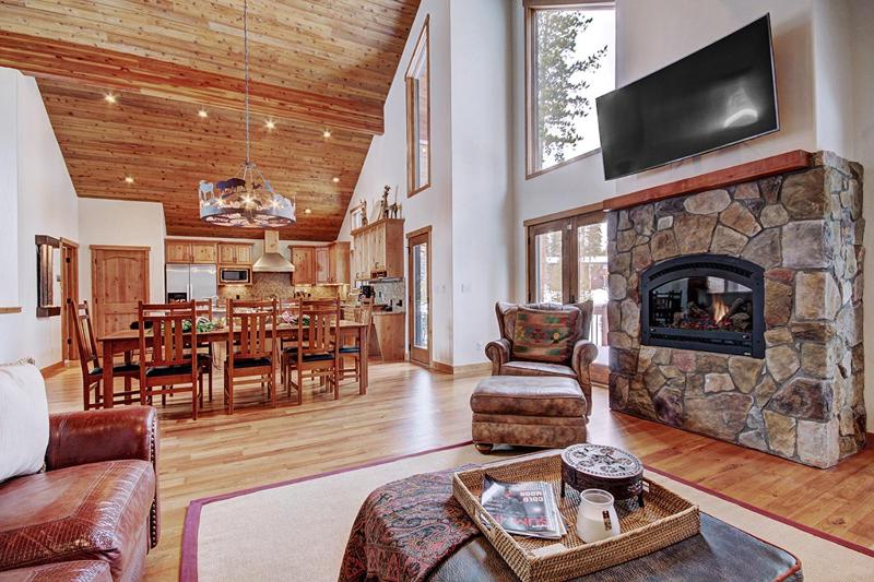 Pine Needle Lodge Private Breckenridge Home with Hot Tub - image 12