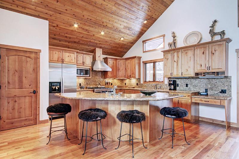 Pine Needle Lodge Private Breckenridge Home with Hot Tub - image 23