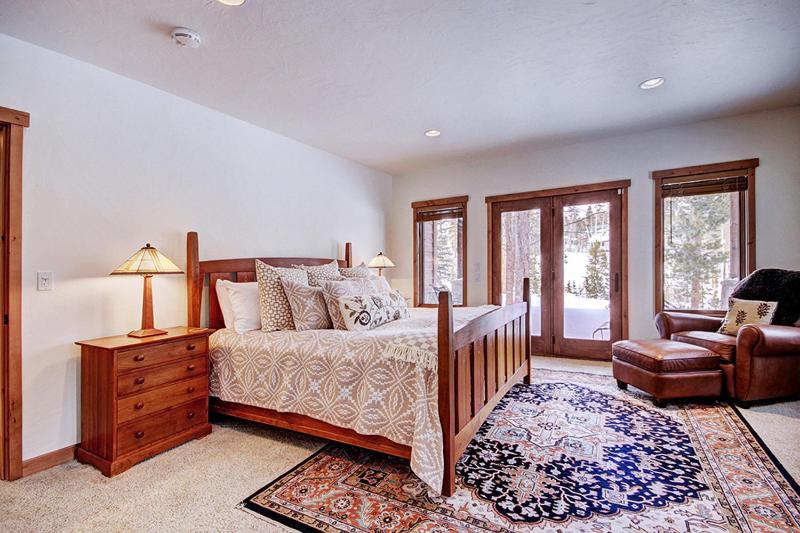 Pine Needle Lodge Private Breckenridge Home with Hot Tub - image 9