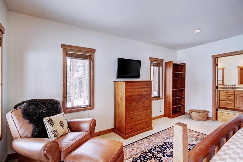 Pine Needle Lodge Private Breckenridge Home with Hot Tub - image 3