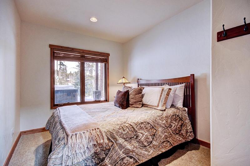 Pine Needle Lodge Private Breckenridge Home with Hot Tub - image 6