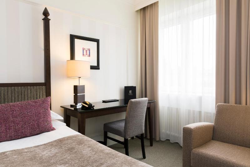 Standard Queen Room image 4