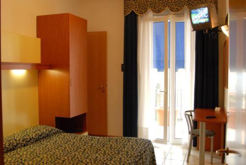 Double or Twin Room image 4