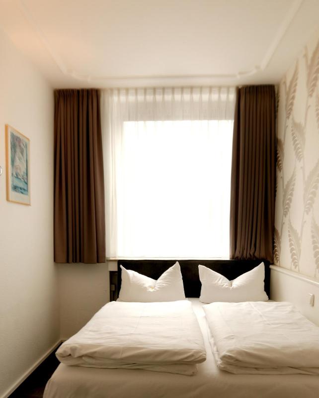 Double Room image 3