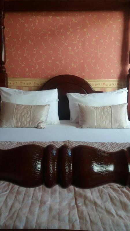 Double Room with Four Poster Bed image 3