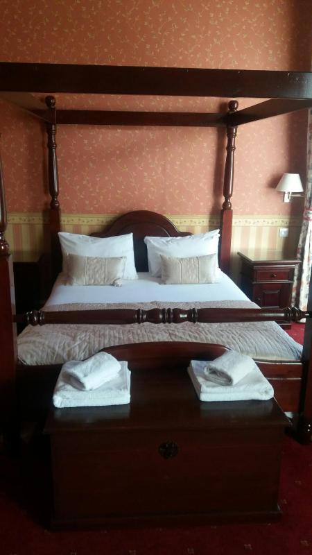 Double Room with Four Poster Bed image 2