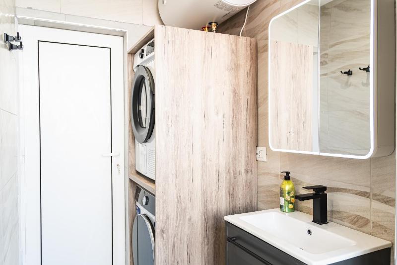 Luxury Central 2BR with City View and Self Check-in - image 9