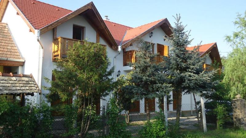 Eight-Bedroom House image 1