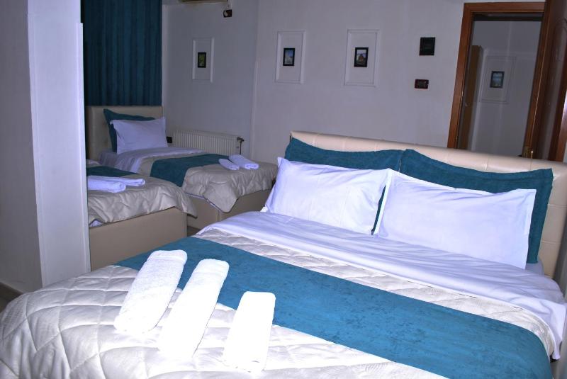 Classic Quadruple Room image 2