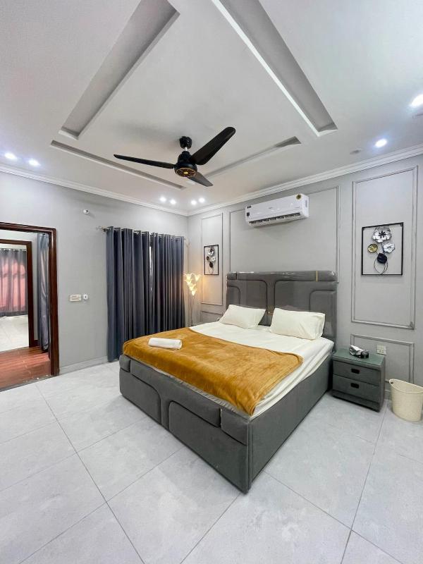 2BHK Apartment Cozy & Spacious Stay in Faisalabad - image 9