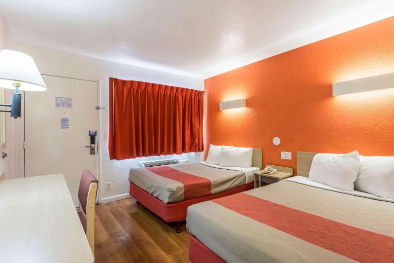 Quadruple Room - Non-Smoking image 2