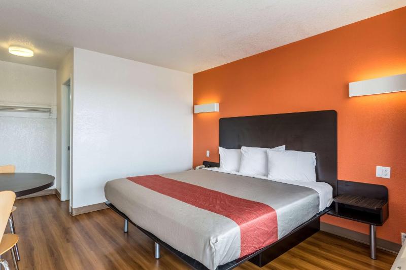 Double Room - Non-Smoking  image 4