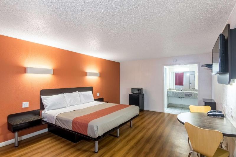 King Room with Roll-in Shower - Disability Access - Non-Smoking image 1