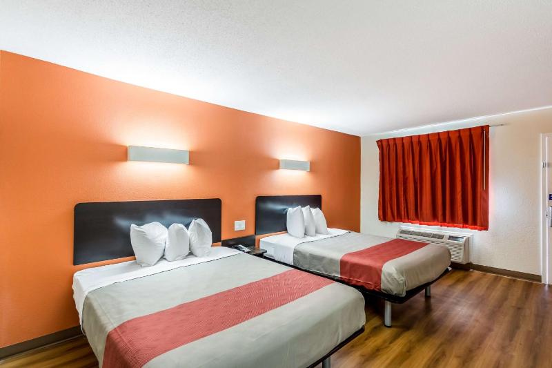 Queen Room with Two Queen Beds - Non-Smoking image 1