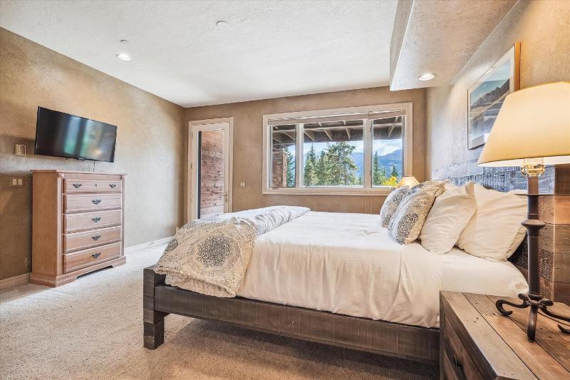 Rounds Retreat Private Breck Home with Hot Tub and Game Room - image 49
