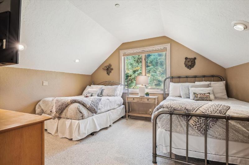 Rounds Retreat Private Breck Home with Hot Tub and Game Room - image 43