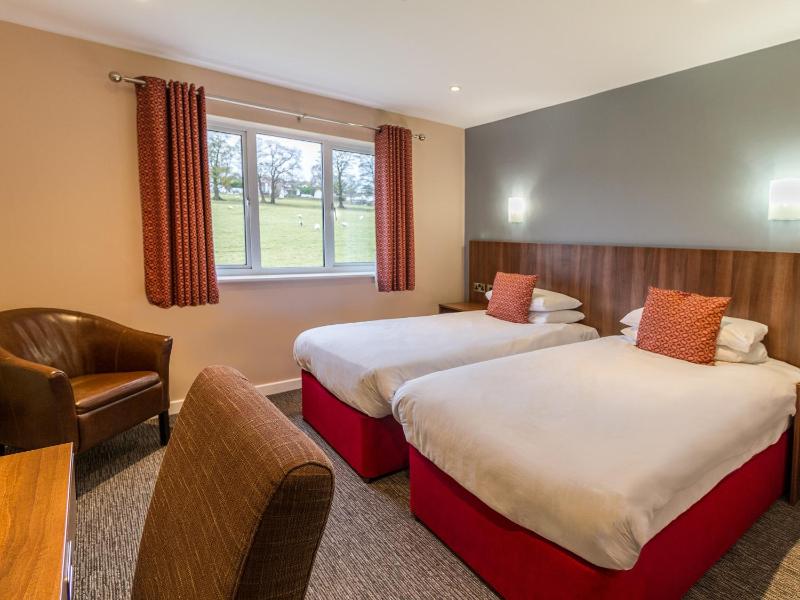 Standard Twin Room image 4