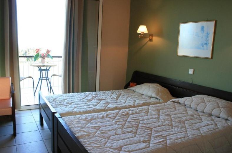 Triple Room with Sea View image 2