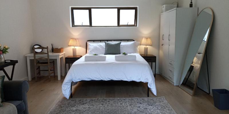 Private garden cottage in Wynberg with separate entrance secure parking and easy access to Main Road shops and restaurants - image 12