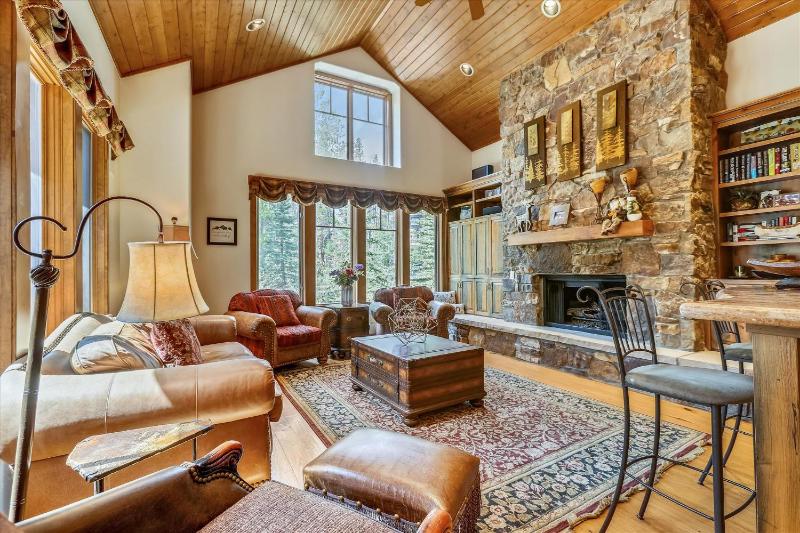 Shock Hill Retreat Excellent Location Breck Townhome with Hot Tub Near Gondola - image 1