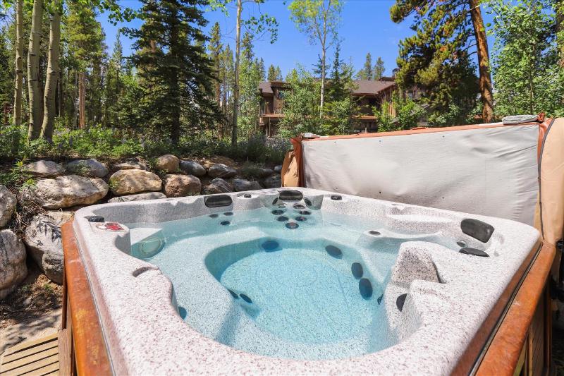 Shock Hill Retreat Excellent Location Breck Townhome with Hot Tub Near Gondola - image 18