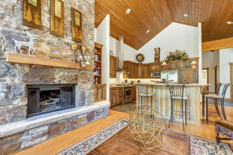 Shock Hill Retreat Excellent Location Breck Townhome with Hot Tub Near Gondola - image 16