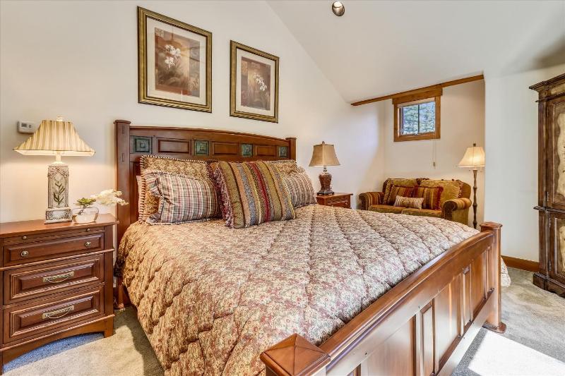 Shock Hill Retreat Excellent Location Breck Townhome with Hot Tub Near Gondola - image 17