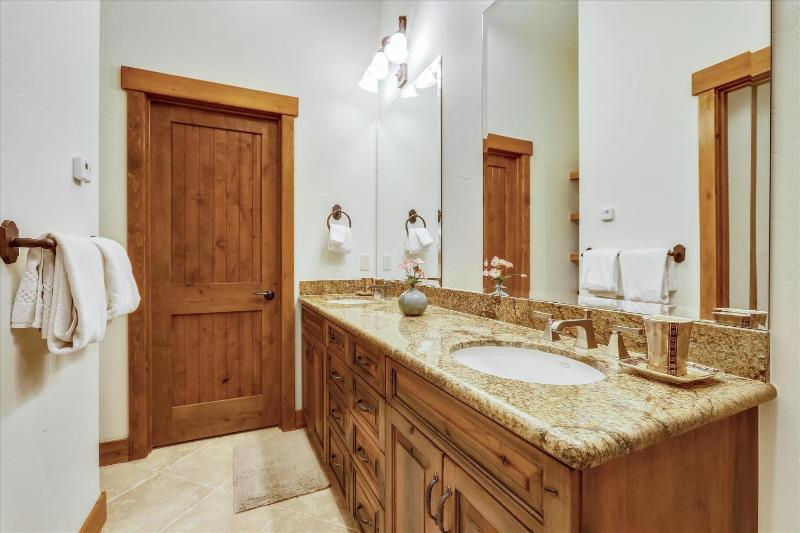 Shock Hill Retreat Excellent Location Breck Townhome with Hot Tub Near Gondola - image 35