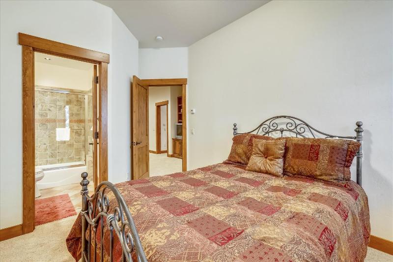 Shock Hill Retreat Excellent Location Breck Townhome with Hot Tub Near Gondola - image 42