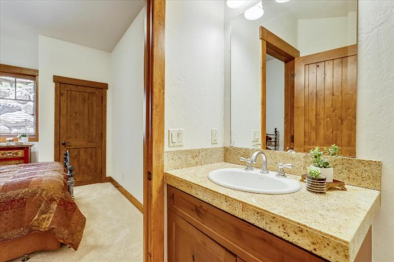 Shock Hill Retreat Excellent Location Breck Townhome with Hot Tub Near Gondola - image 44