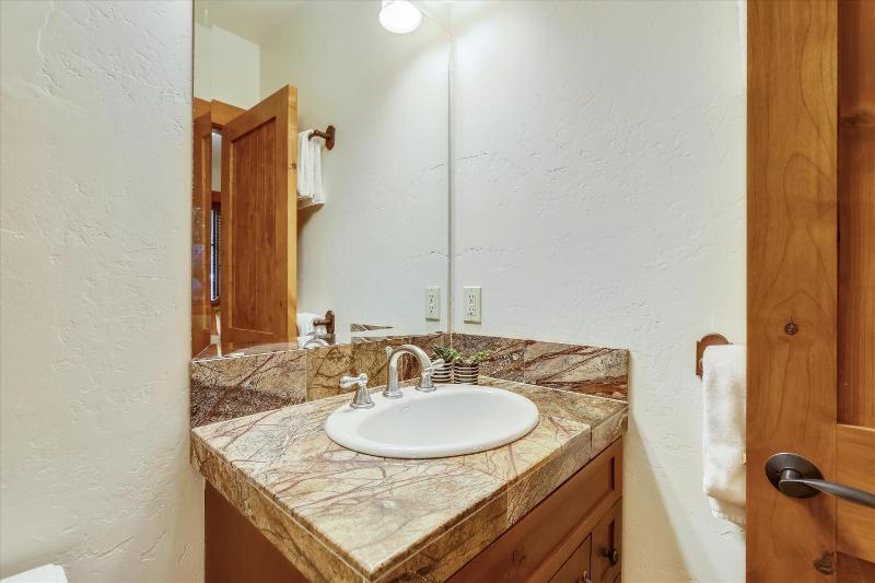 Shock Hill Retreat Excellent Location Breck Townhome with Hot Tub Near Gondola - image 32