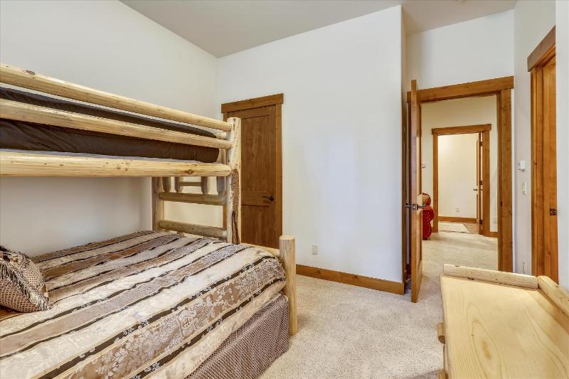 Shock Hill Retreat Excellent Location Breck Townhome with Hot Tub Near Gondola - image 23