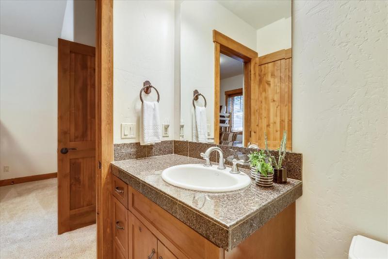 Shock Hill Retreat Excellent Location Breck Townhome with Hot Tub Near Gondola - image 26