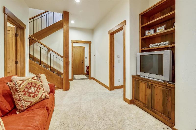 Shock Hill Retreat Excellent Location Breck Townhome with Hot Tub Near Gondola - image 4