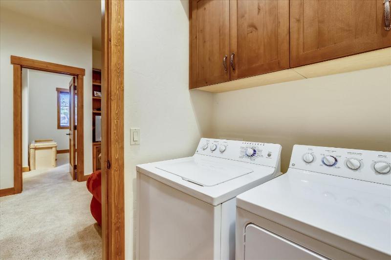 Shock Hill Retreat Excellent Location Breck Townhome with Hot Tub Near Gondola - image 20