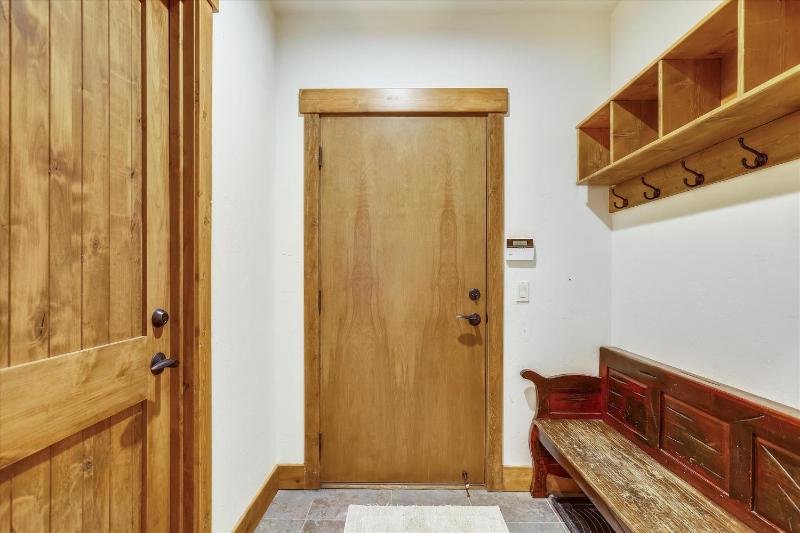 Shock Hill Retreat Excellent Location Breck Townhome with Hot Tub Near Gondola - image 3