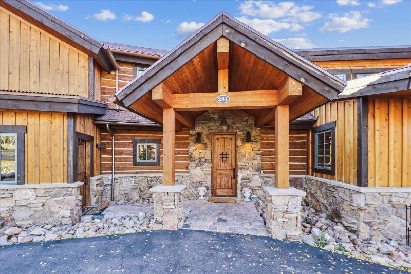 Silver Circle Lodge-5BR Breck Home with Hot Tub and Ski Views - image 1
