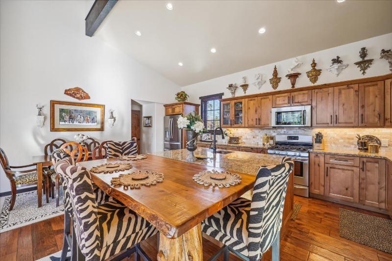 Silver Circle Lodge-5BR Breck Home with Hot Tub and Ski Views - image 16
