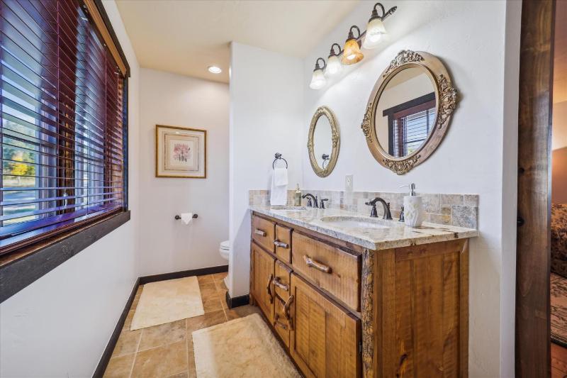 Silver Circle Lodge-5BR Breck Home with Hot Tub and Ski Views - image 10