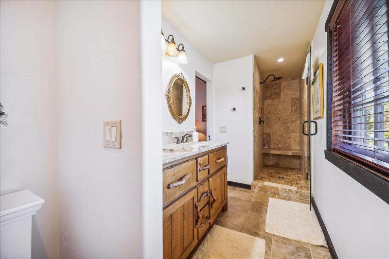 Silver Circle Lodge-5BR Breck Home with Hot Tub and Ski Views - image 8