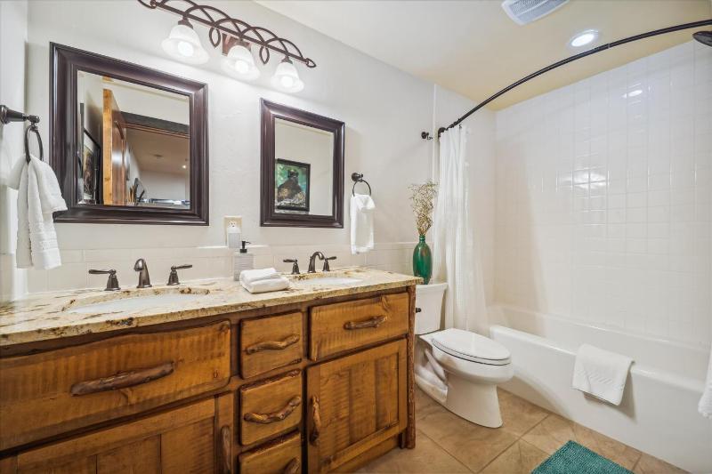 Silver Circle Lodge-5BR Breck Home with Hot Tub and Ski Views - image 29